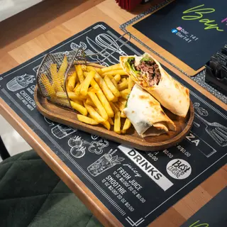 Burito sa junetinom i pomfrit 400gr