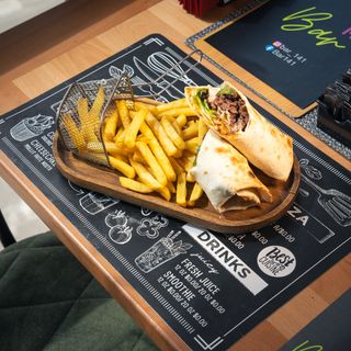 Burito sa junetinom i pomfrit 350gr