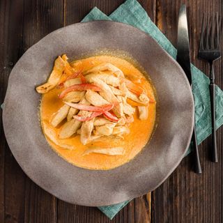 Sharhat pui in sos alb