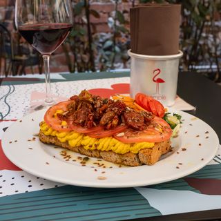 Crostone con hummus di ceci Accompagnato da patate fritte