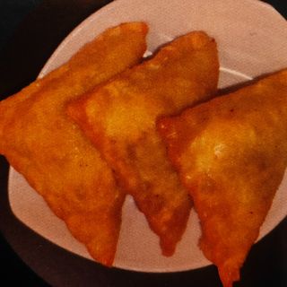 Samosa con pollo al curry