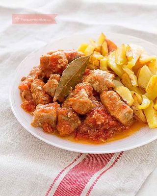 Plato de magra con tomate y patatas gajo al horno