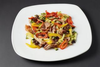 Insalata di orecchie di maiale marinate