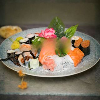 Sushi con sashimi (media ración)