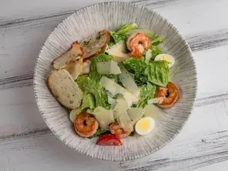 Салат Цезар із білоногими креветками (250g)