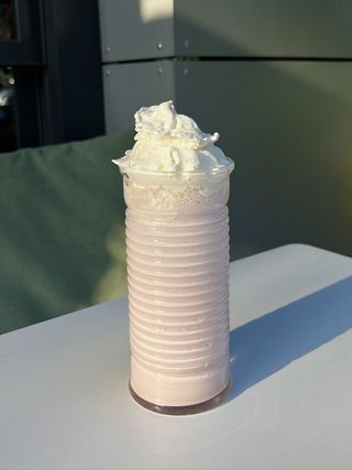 Клубничный молочный коктейль (350 мл.)