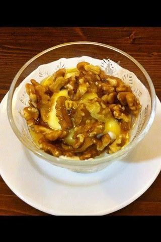 Yogur natural casero con miel y nueces