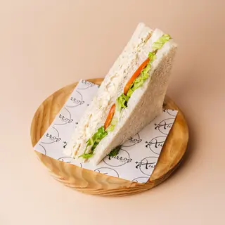 Sándwich De Pollo Con Cebolla Caramelizada