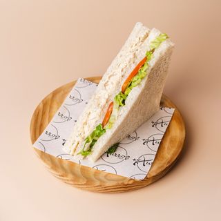 Sándwich De Pollo Con Cebolla Caramelizada