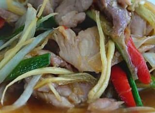 Salteado Con Jengibre Y Cebolla De Pollo