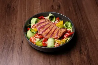 Salată tuna tataki