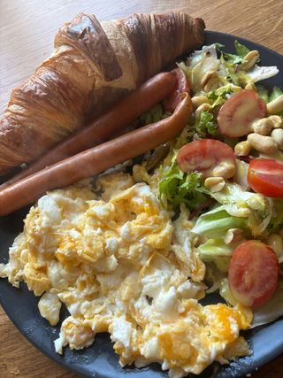 Jajecznica z croissantem