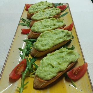 Tapas cu crema de avocado