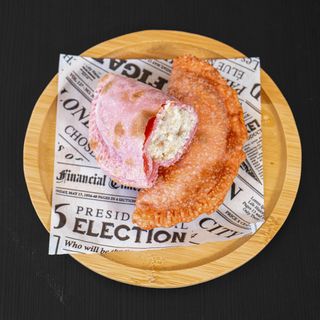 Empanada de cerdo y queso de cabra.