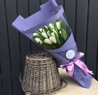 Букет із 19 білих тюльпанів