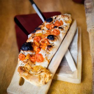 Pan con ajo y tómate cheery