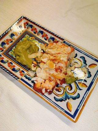 Salmone fresco in crosta di mandorle e crema di avocado 