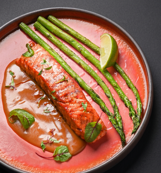 Лосось под соусом гензо с припущенными овощами (200г)