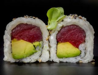 Uramaki de atún y aguacate (8 pzs.)
