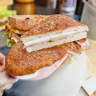 Schiacciata con pomodoro, cotto e mozzarella