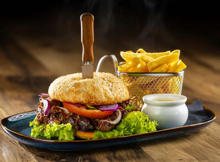 Burger z szarpaną wołowiną