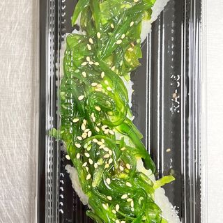 Rollos Wakame De Salmón (9 Pzs.)