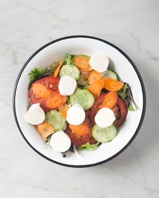 Insalata mista di verdure con mozzarella