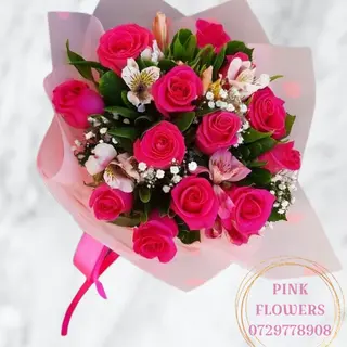 Buchet 13 trandafiri roz inchis si astromelia