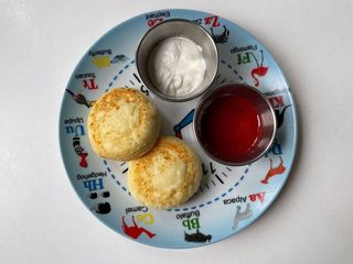 ДМ Сирники зі сметаною та полуничним соусом (100/60g)