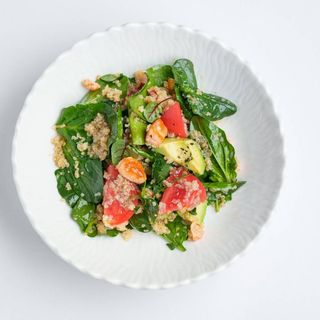  Салат с киноа и лососем