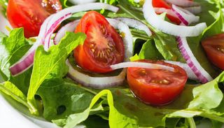 Insalata con pomodoro e cipolla