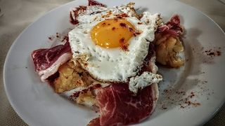 Ración De Huevos Rotos Con Jamón Ibérico