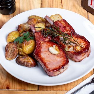 Cotlet Franzusec de porc cu cartofi la cuptor cu rozmarin