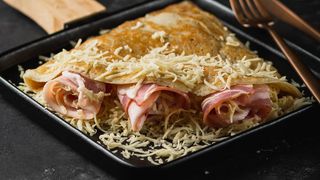 ბლინი ყველით და ბეკონით