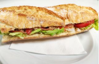 Bocadillo frío vegetal tortilla patata y pollo