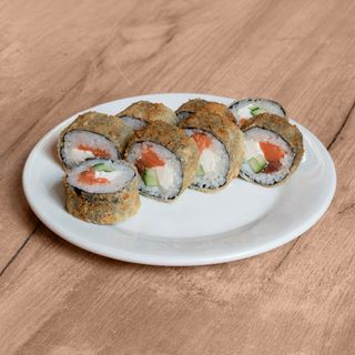 жаренный ролл с лососемфиладельфия темпура