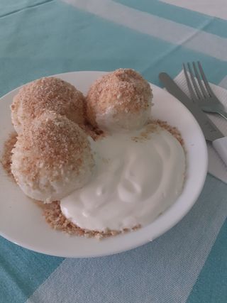 Творожні гомбовці з сухарями та сметаною (200г)