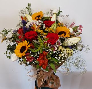 Ramo primaveral con rosas ( premium )