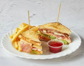 Sándwich Jamón York Queso Y Salsas