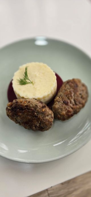 საქონლის კოტლეტი ბოული სპეც სოუსი