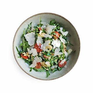 Ensalada de rúcula, cebada y tomates cherry