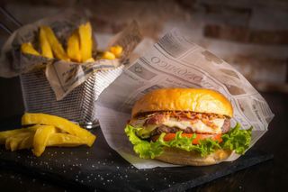 Promo Burguer de la Casa + Papas + Refresco