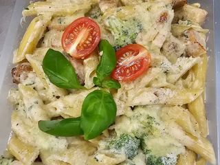 Penne z kurczakiem i brokułami w sosie śmietanowym, ser Grana Padano, pomidorki, bazylia