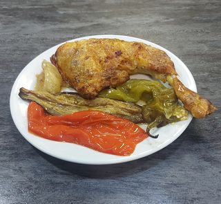 Cuarto de Muslo con verduras a la brasa.se entrega caliente