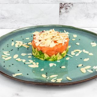 Tartare di salmone con avocado e granella di mandorle