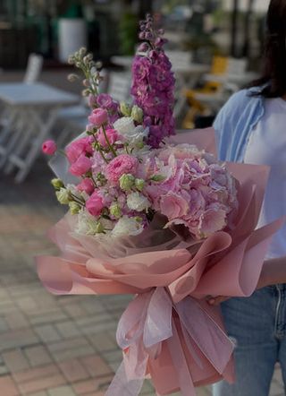 Buchet romantic roz cu hortensie si ranunculus