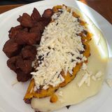 Cachapa de queso de mano y cochino frito 