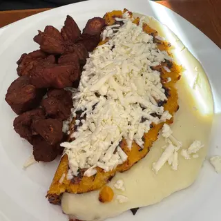 Cachapa de queso de mano y cochino frito 