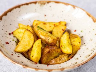 Запечена картопля з часником та зеленню (180г)