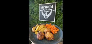 Пилешки кюфтета три броя с две гарнитури по избор (450г)